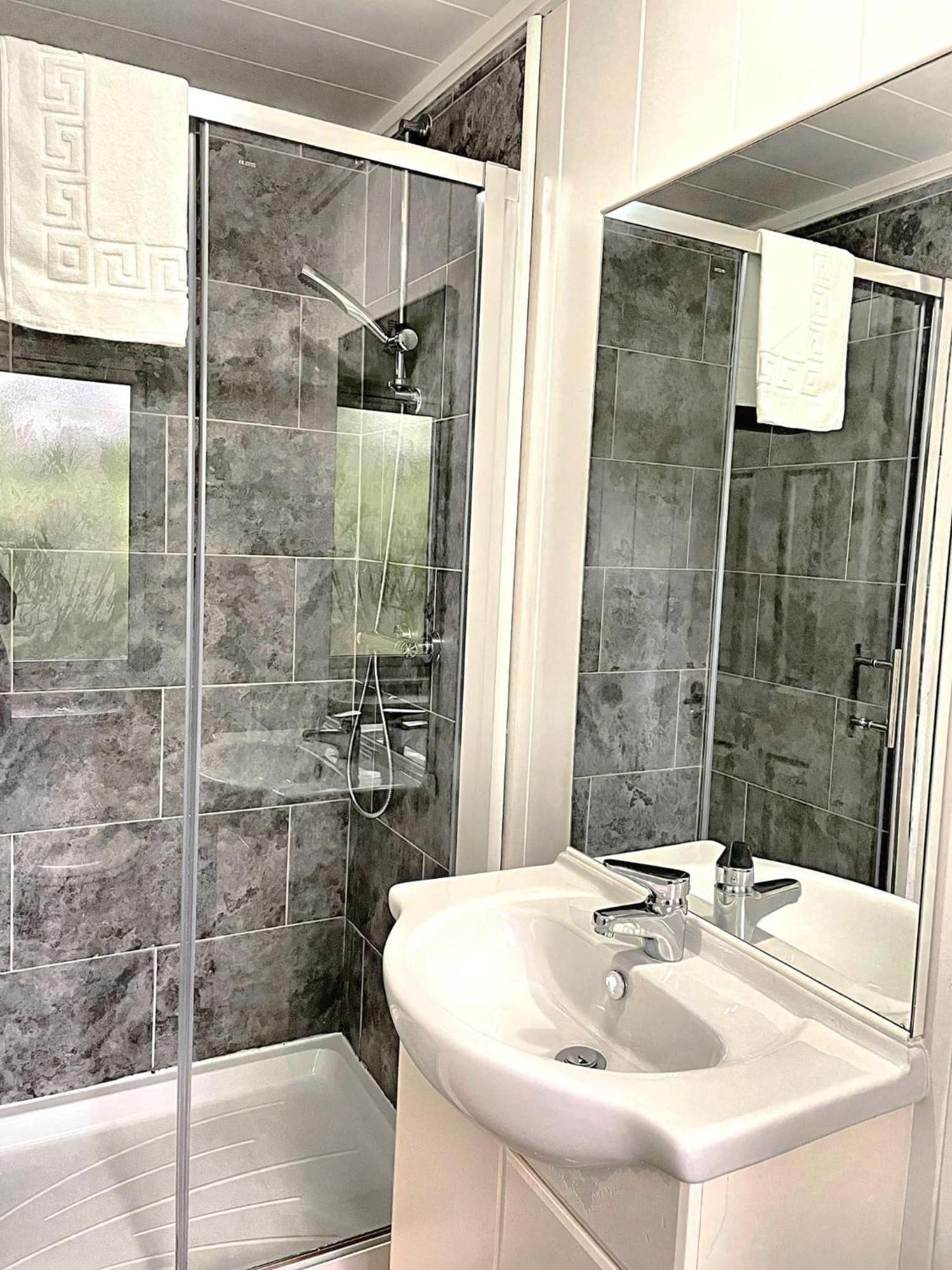 Woodland View -Hot Tub-Tenby-Carmarthen-St Clears Exterior foto